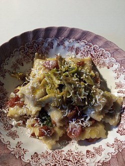 Chitarra con guanciale fatto in casa, carciofi croccanti e robiola stagionata