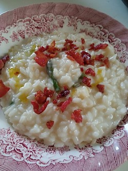 Carnaroli con asparagi, robiola e guanciale croccante