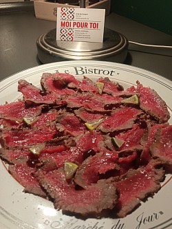 Tatakidi tagliata di manzo con salsa barbecue fatta in casa e lime