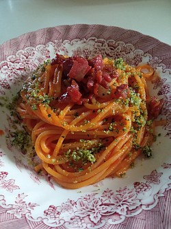 Spaghetti di Gragnano alla scarpariello con guanciale croccante e parmigiano al basilico